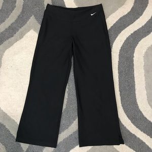 CUTE WOMENS NIKE BLACK WORKOUT ATHLETIC CAPRIS😍💜